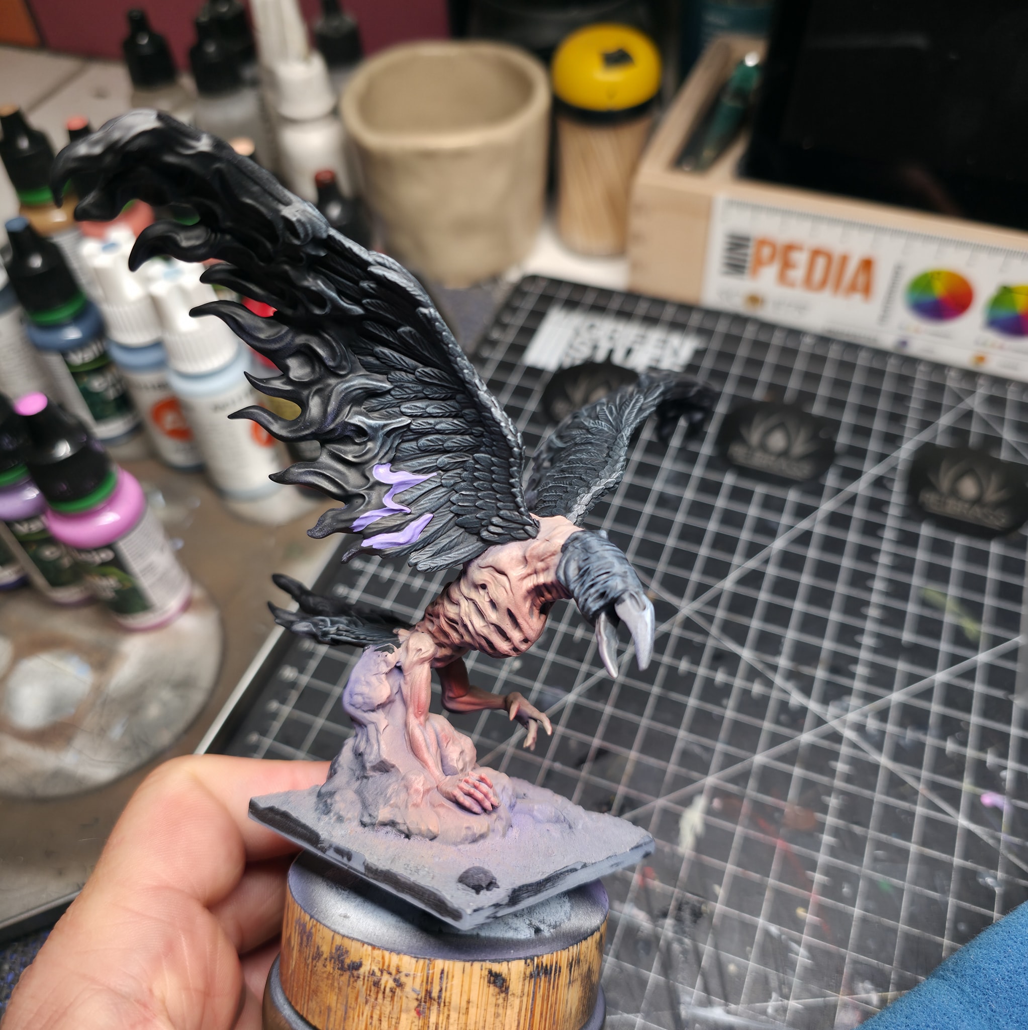 Even though Im on vacation, I can't stop painting, it's my life and my safe space. So i started working on the Voidtalon. Such a fantastic model 😊