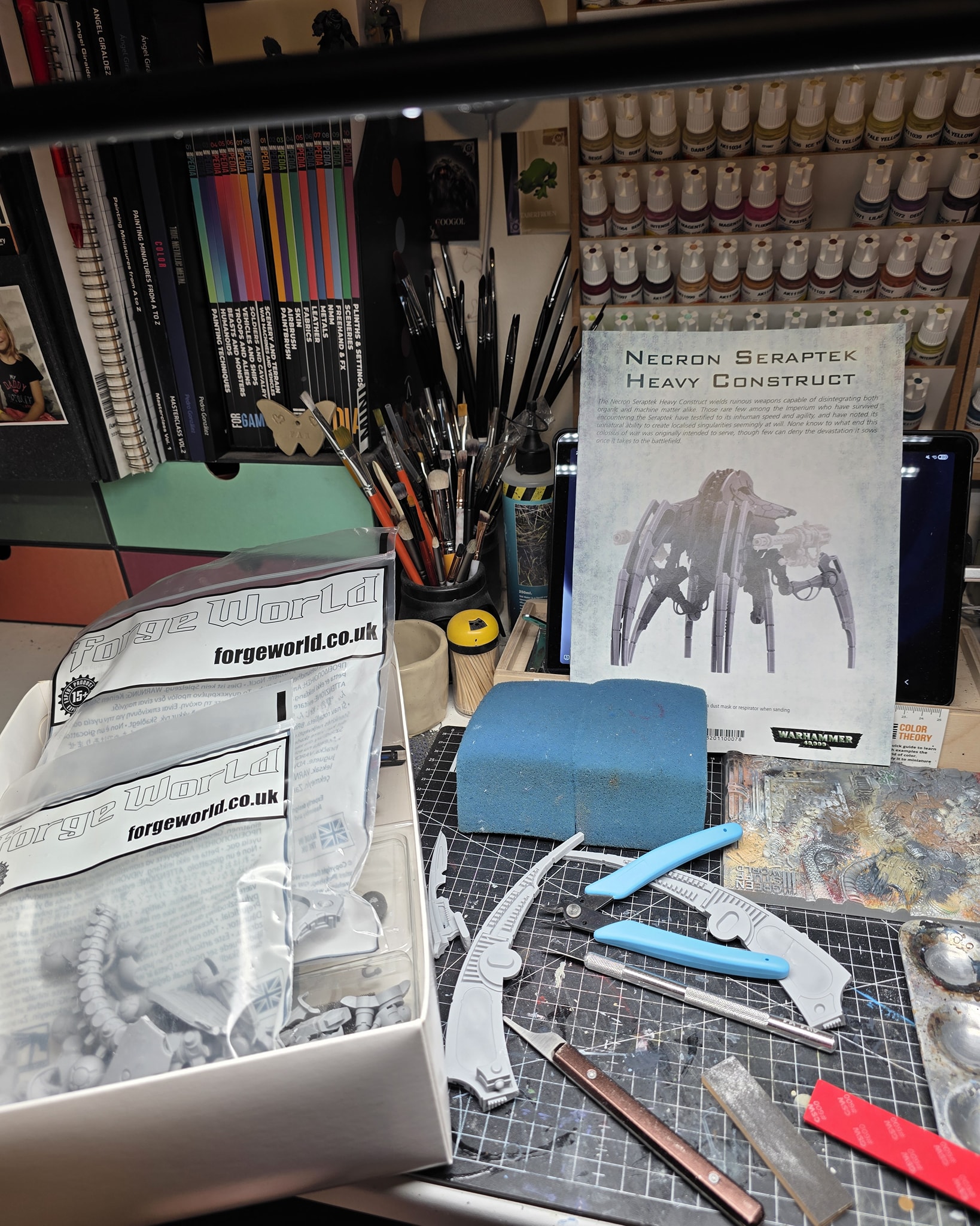 Look what just landed on my painting desk! 😍 It's very rarely that I paint any GW stuff, but I'm very excited to put some paint on this. I'll admit, it's an incredible model! Assembly & painting for a private collector. Stay tuned for updates 👍
